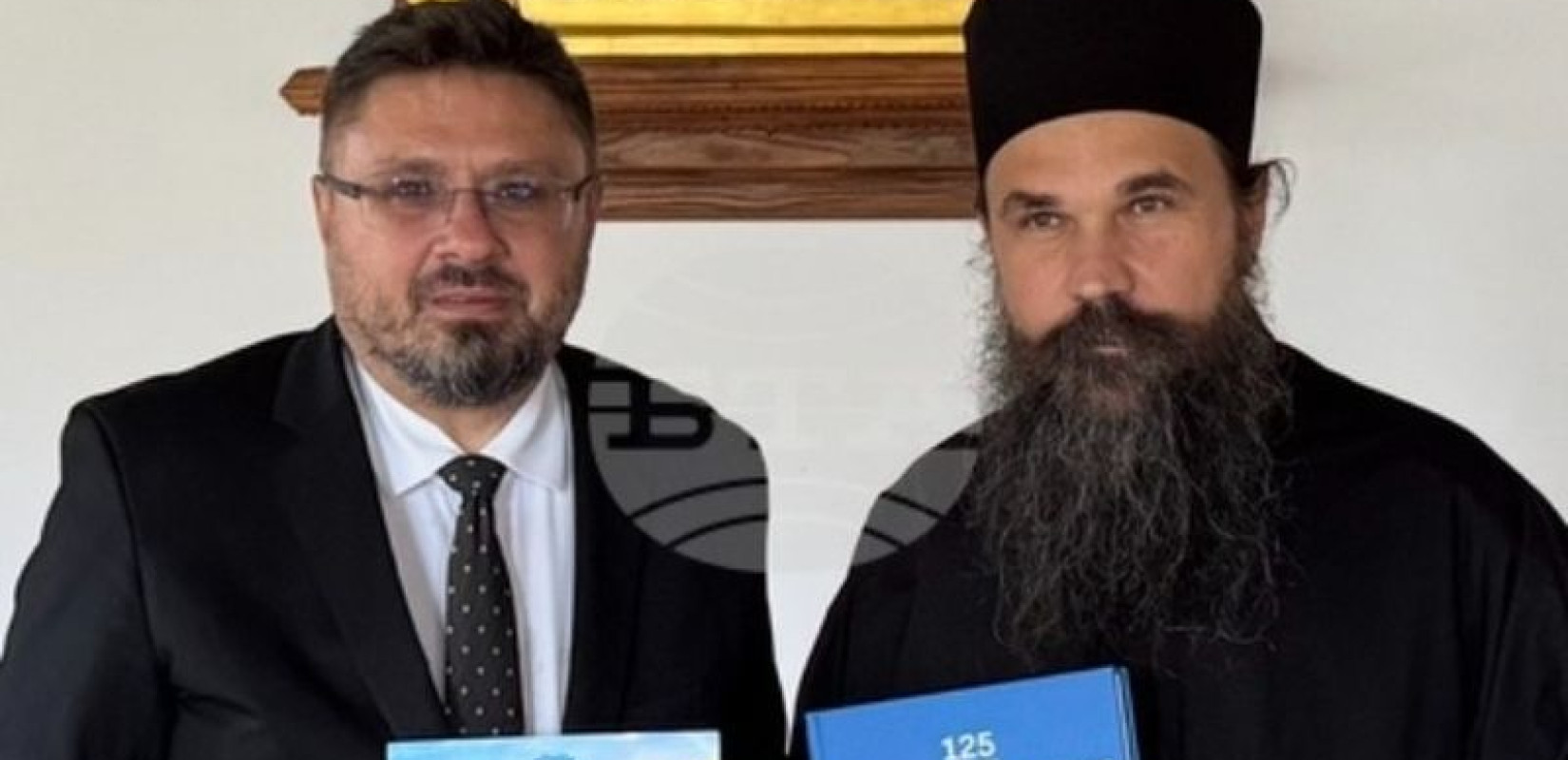 O Γενικός Διευθυντής της BTA Κίριλ Βάλτσεφ με τον νεοεκλεγέντα ηγούμενο της μονής Ζωγράφου,  Ιερομόναχο Γαβριήλ
