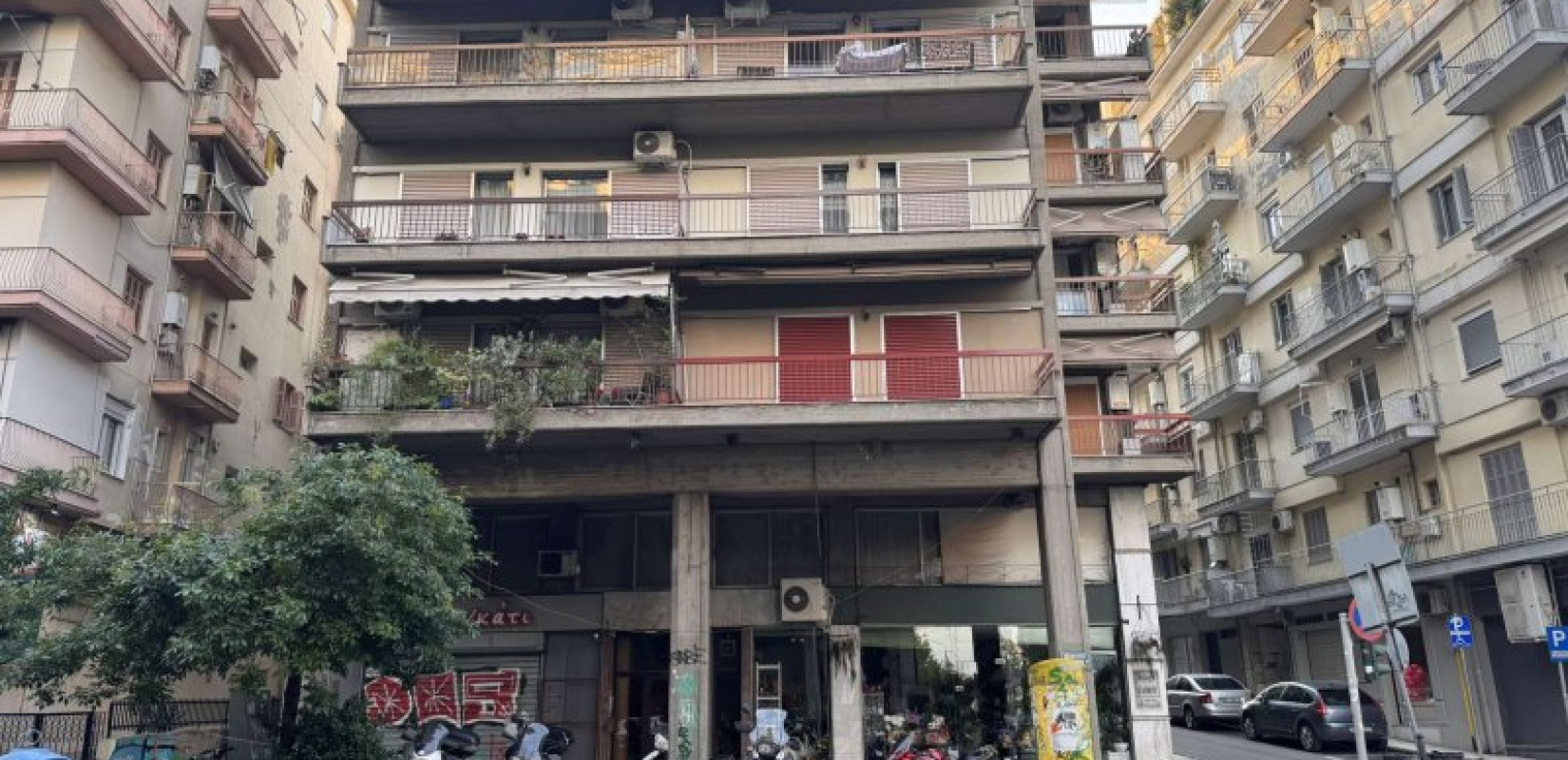 Θεσσαλονίκη: Γυναίκα έπεσε από μπαλκόνι και τραυματίστηκε σοβαρά