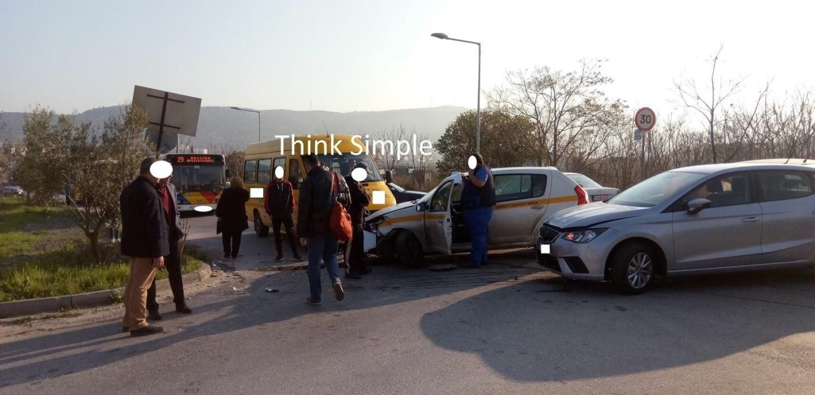 Σύγκρουση δύο ΙΧ με σχολικό λεωφορείο στην Πολίχνη