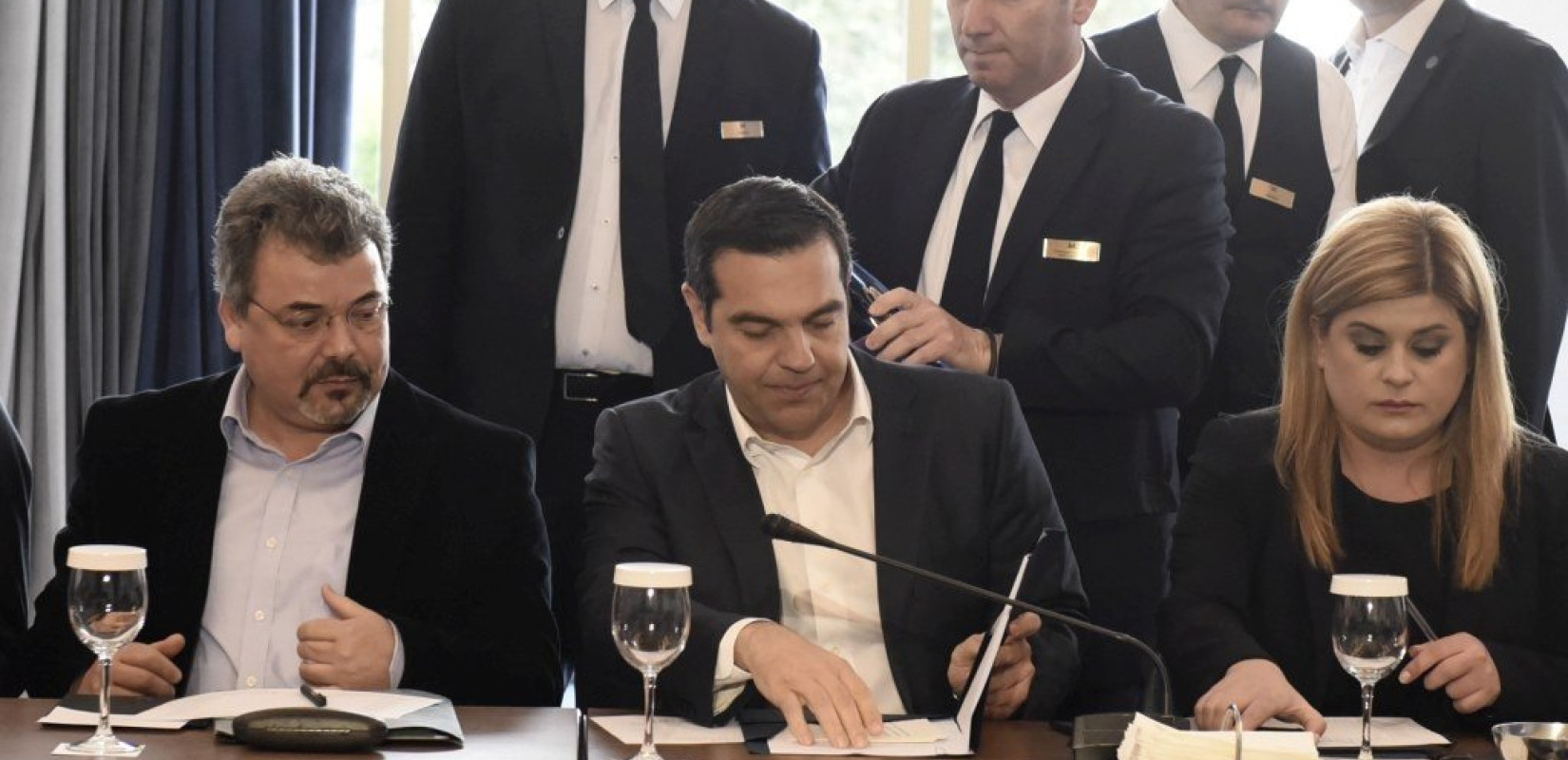 Με "μακεδονικά" κρασιά από τα Σκόπια ο Γεροβασιλείου στη συνάντηση με τον Τσίπρα