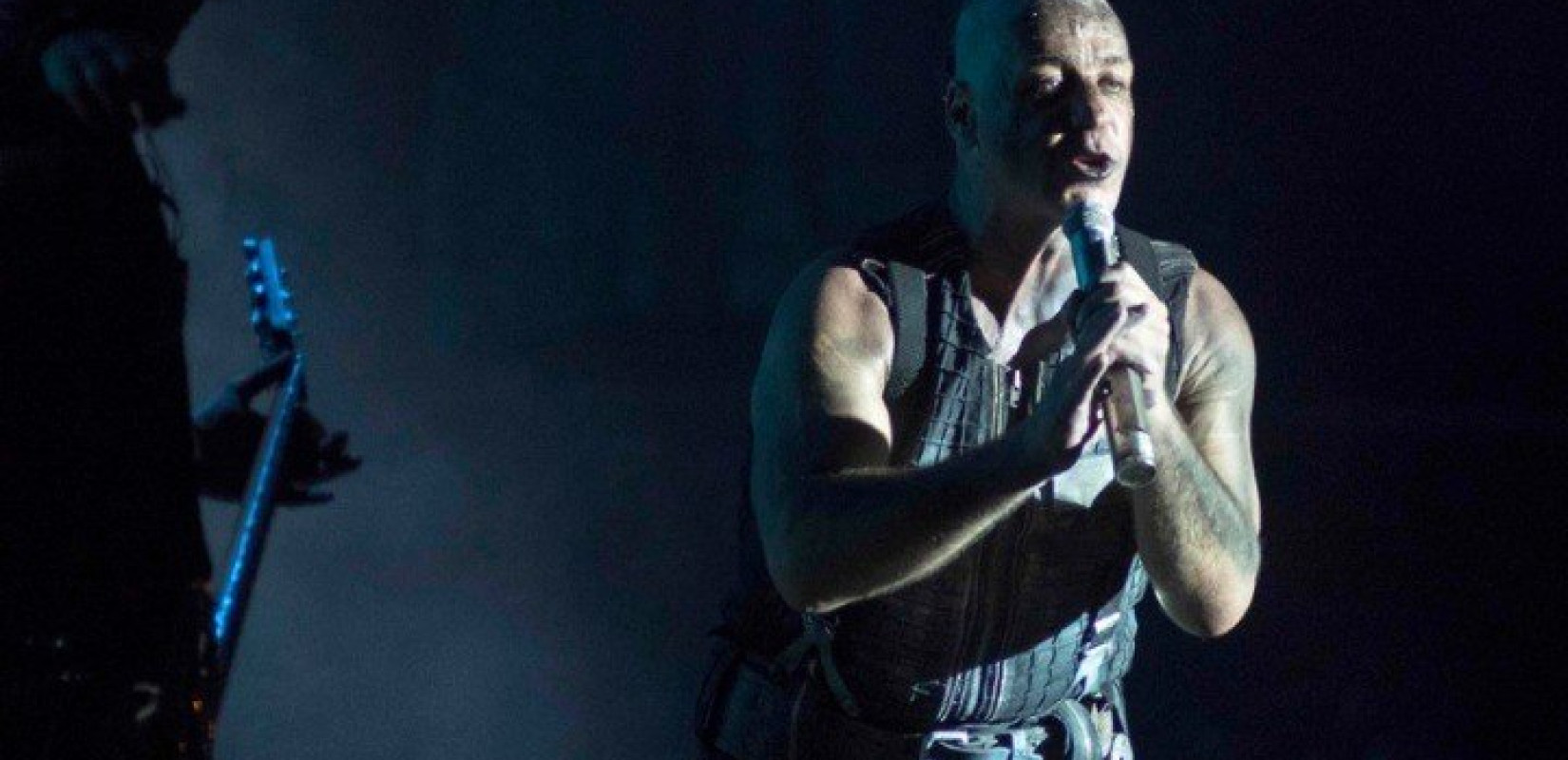 Ελβετία: Πολίτες διαδήλωσαν έξω από το γήπεδο που έπαιξαν οι Rammstein (βίντεο)