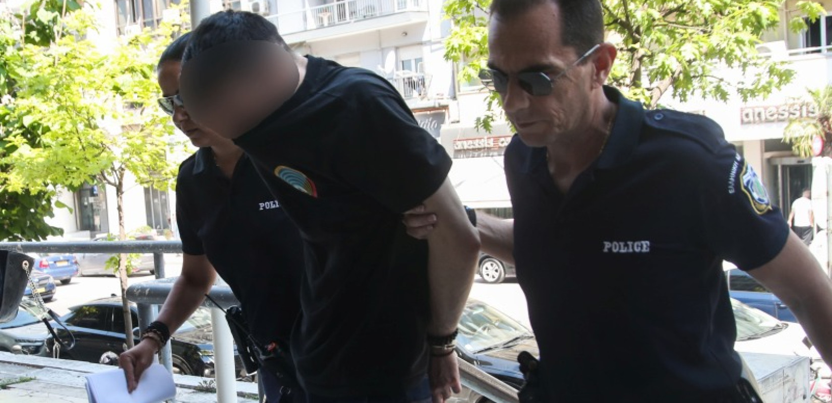 Θεσσαλονίκη: Ναρκωτικά, χρήματα και μαχαίρι στο σπίτι του 34χρονου που σκότωσε γατάκι στην Καλαμαριά - Η ανακοίνωση της αστυνομίας (βίντεο)