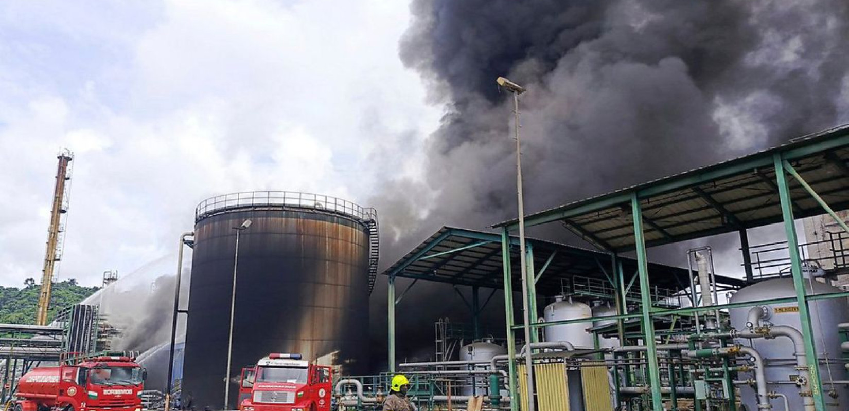 Πυρκαγιά στο μεγαλύτερο διυλιστήριο πετρελαίου στον Ισημερινό (βίντεο)