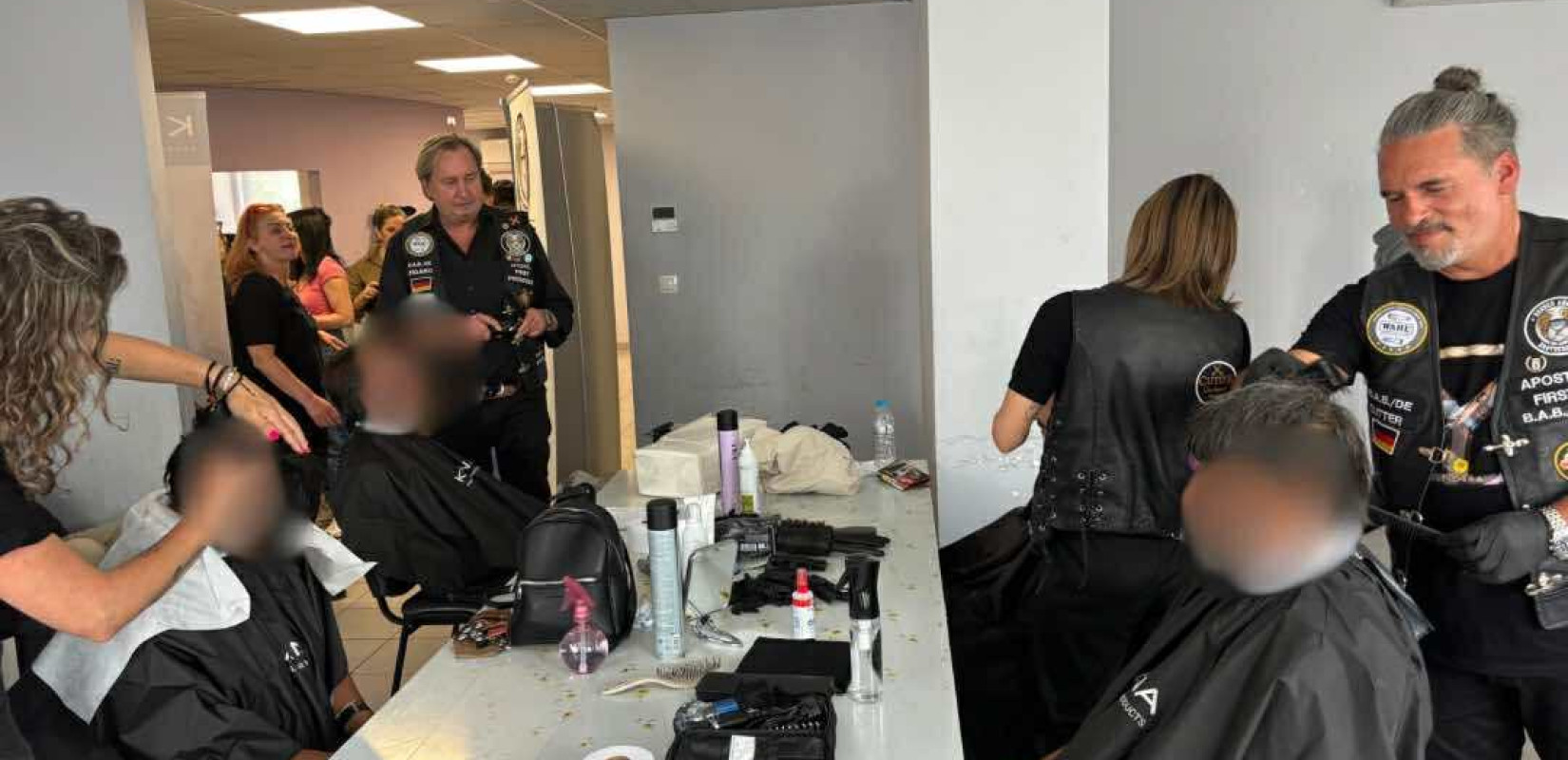 Θεσσαλονίκη: Δωρεάν κουρέματα και περιποίηση σε δεκάδες άστεγους και ευάλωτους πολίτες από κομμωτές της Γερμανίας (βίντεο)