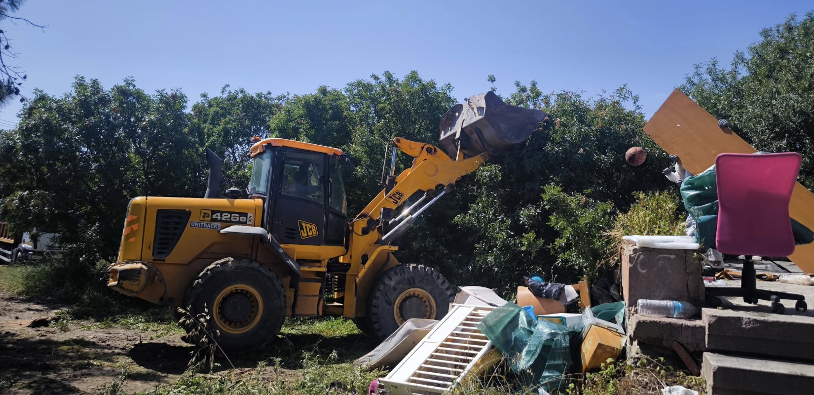Καλαμαριά: Τεράστια επιχείρηση καθαρισμού σε εγκαταλελειμμένο σπίτι βρίσκεται σε εξέλιξη (βίντεο)