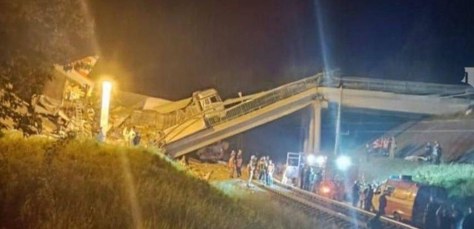 Κατέρρευσαν γέφυρε στη Ρωσία - 7 νεκροί και 70 τραυματίες (βίντεο)