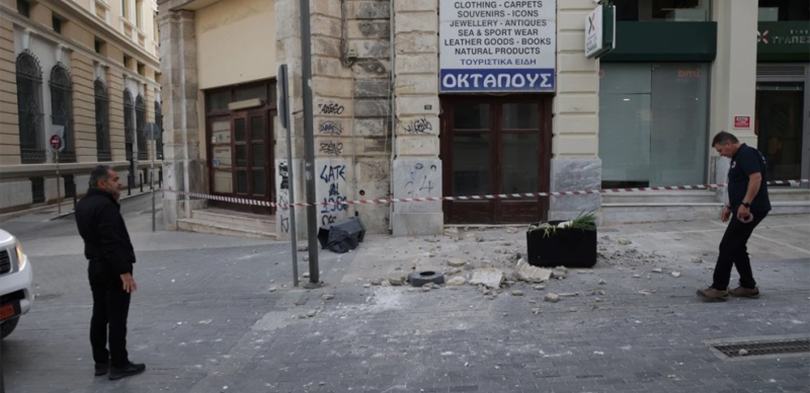 Η στιγμή του σεισμού στην Κρήτη: Σε κατάσταση επιφυλακής οι Αρχές - Οι κάτοικοι πετάχτηκαν από τα κρεβάτια τους (βίντεο)