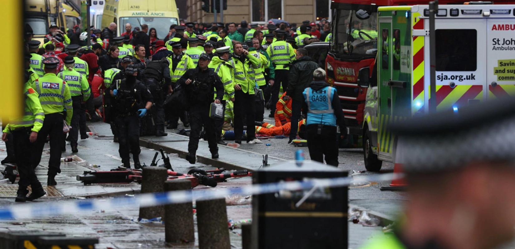 Αιματηρή επίθεση στο Λίβερπουλ: Ο 53χρονος ακολούθησε ασθενοφόρο για να σπάσει το μπλόκο και να πέσει πάνω στον κόσμο