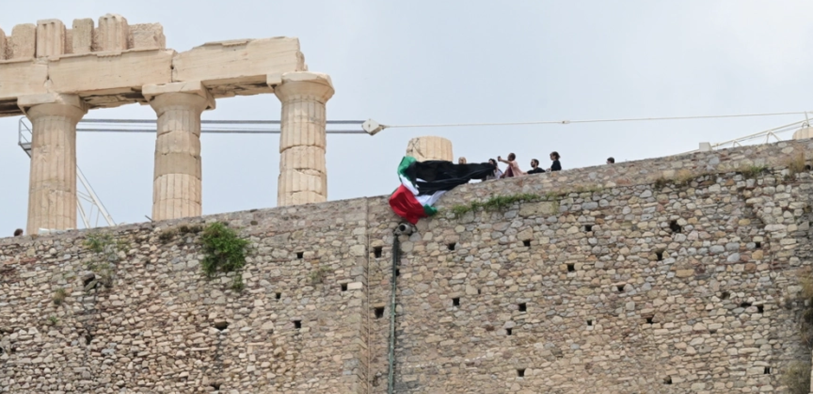 Νέα Αριστερά: 12 προσαγωγές μελών της που ύψωσαν την σημαία της Παλαιστίνης στην Ακρόπολη