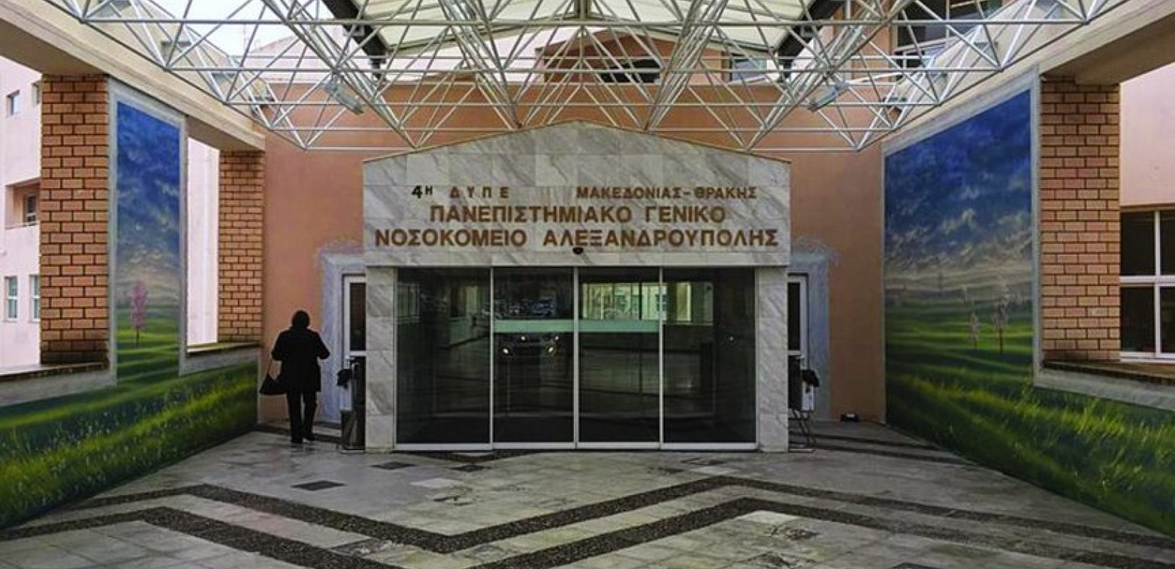 Aλεξανδρούπολη: Στη ΜΕΘ νεαρός που έπεσε από μπαλκόνι τρίτου ορόφου