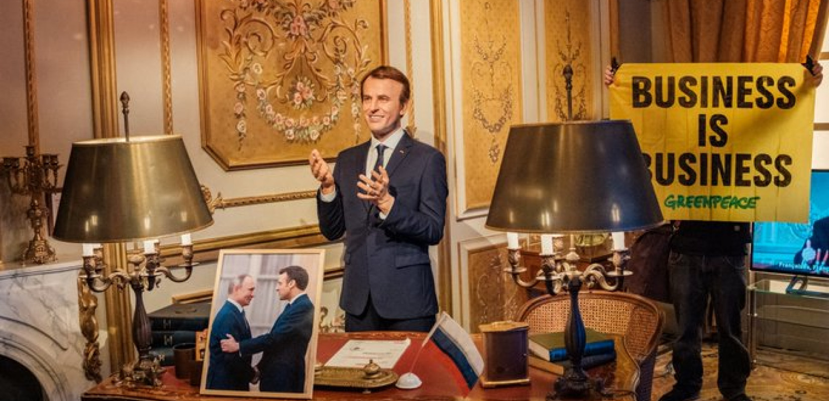 Γαλλία: Ακτιβιστές έκλεψαν κέρινο ομοίωμα του Μακρόν από μουσείο στο Παρίσι (βίντεο)