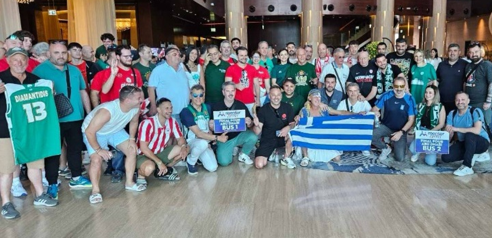 Αυτές τις εικόνες θέλουμε να βλέπουμε: Φίλαθλοι του Ολυμπιακού και του Παναθηναϊκού αγκαλιασμένοι στο Άμπου Ντάμπι