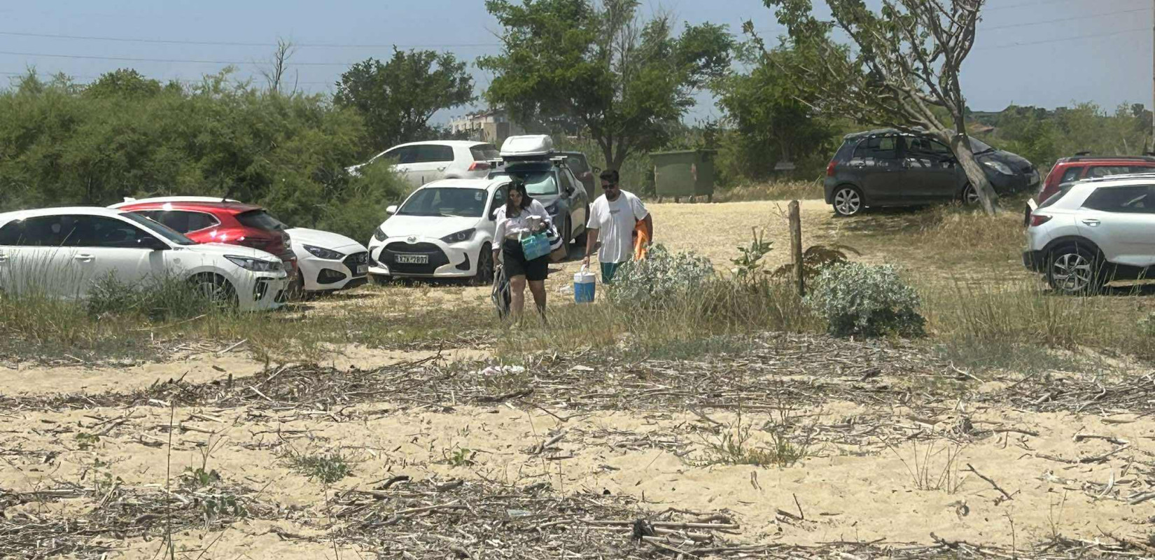Αγίου Πνεύματος: Γέμισαν οι παραλίες - Δεν πέφτει... καρφίτσα στον Άγιο Μάμα