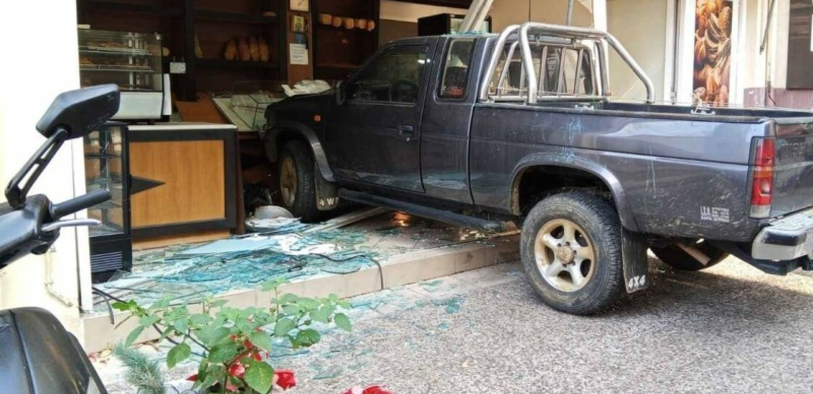 Αγρίνιο: Αγροτικό όχημα «μπούκαρε» σε φούρνο στο κέντρο της πόλης (βίντεο)