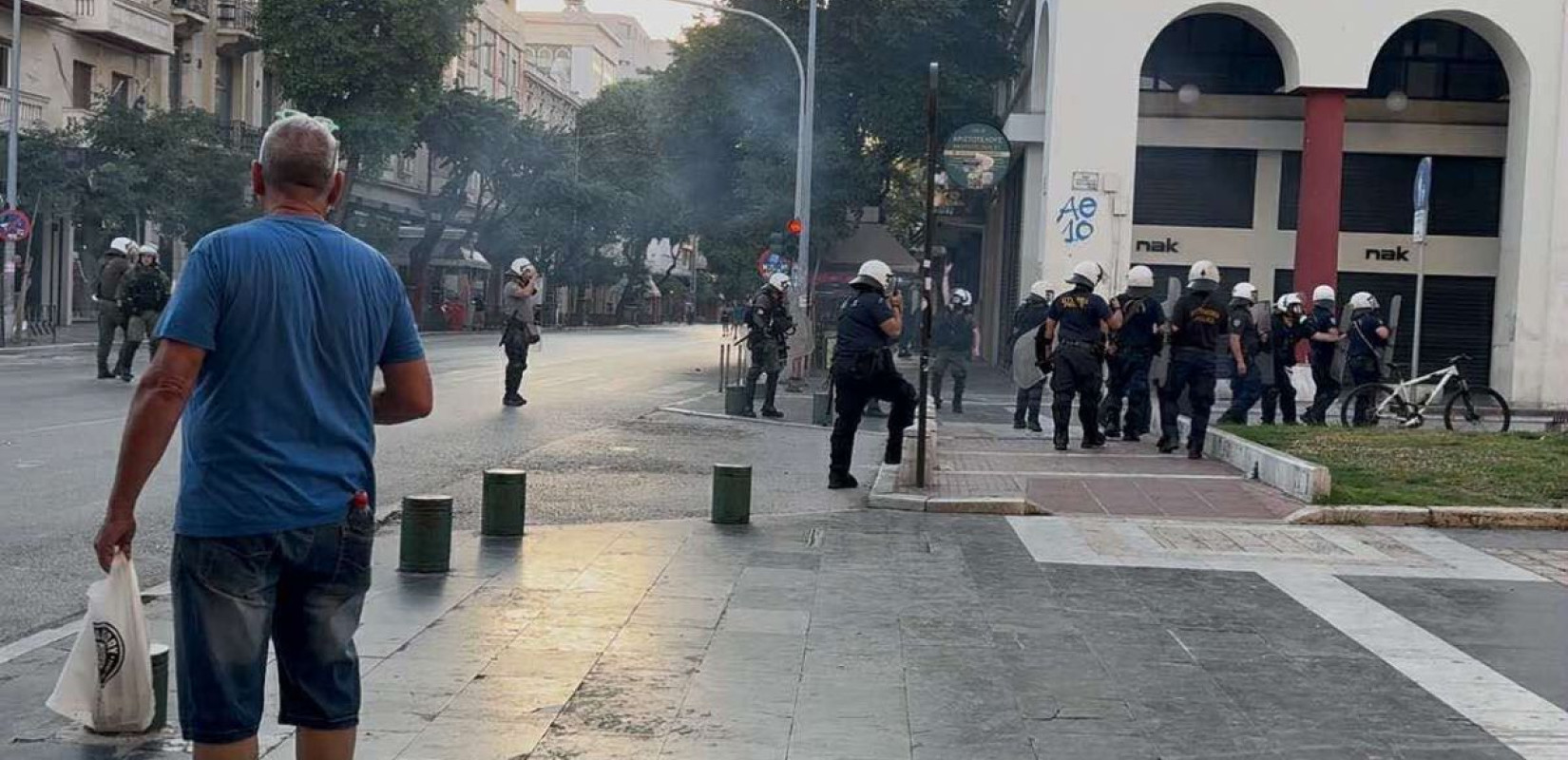 Θεσσαλονίκη: Ένταση στο κέντρο σε διαδήλωση για τους συλληφθέντες του Madleen - Τα ΜΑΤ πέταξαν δακρυγόνα