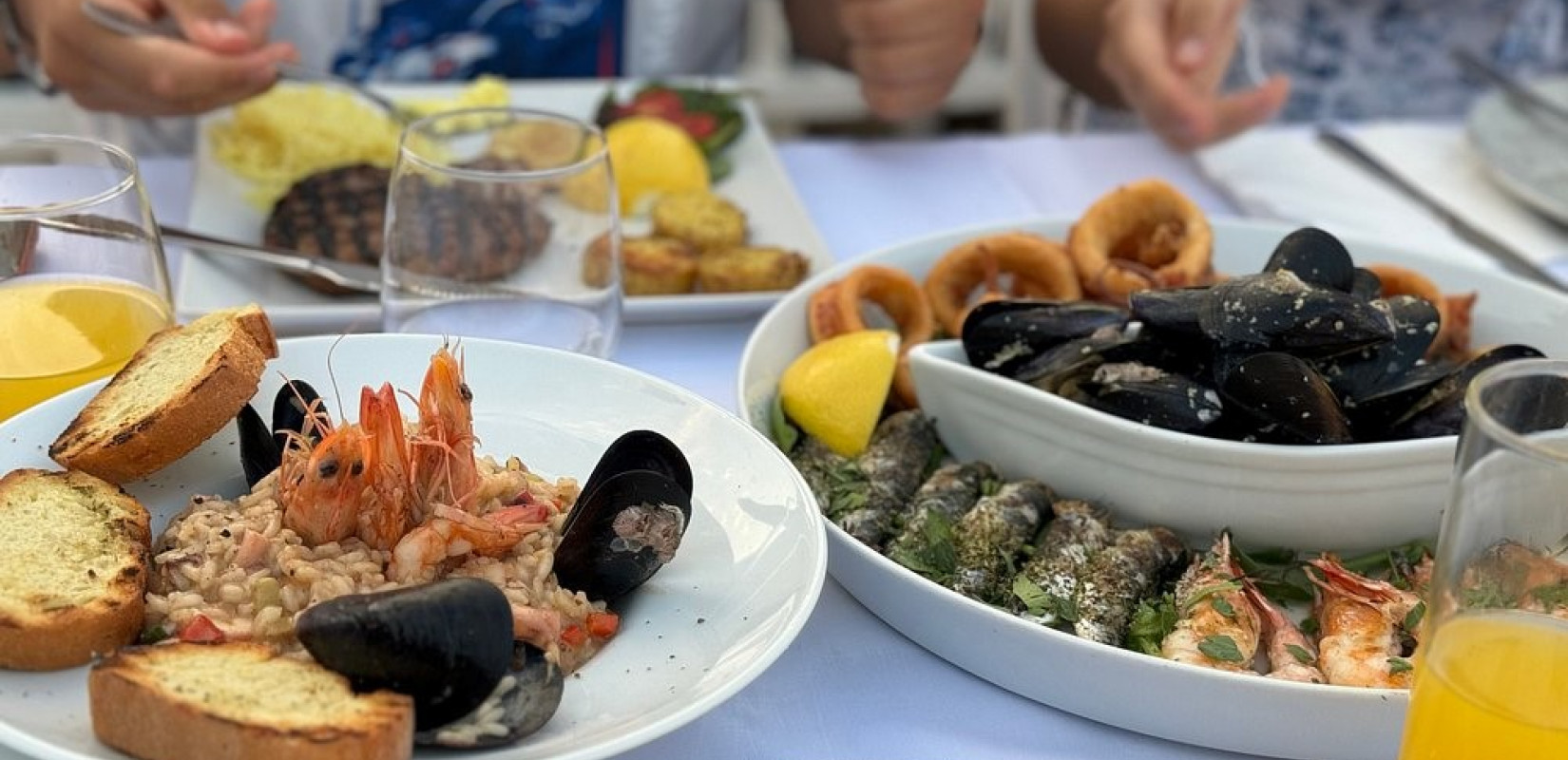 Το Εξοχικό Seafood Restaurant στο Βράχο της Αφύτου: Φρέσκο ψάρι, με θέα στα καταγάλανα νερά του Αιγαίου