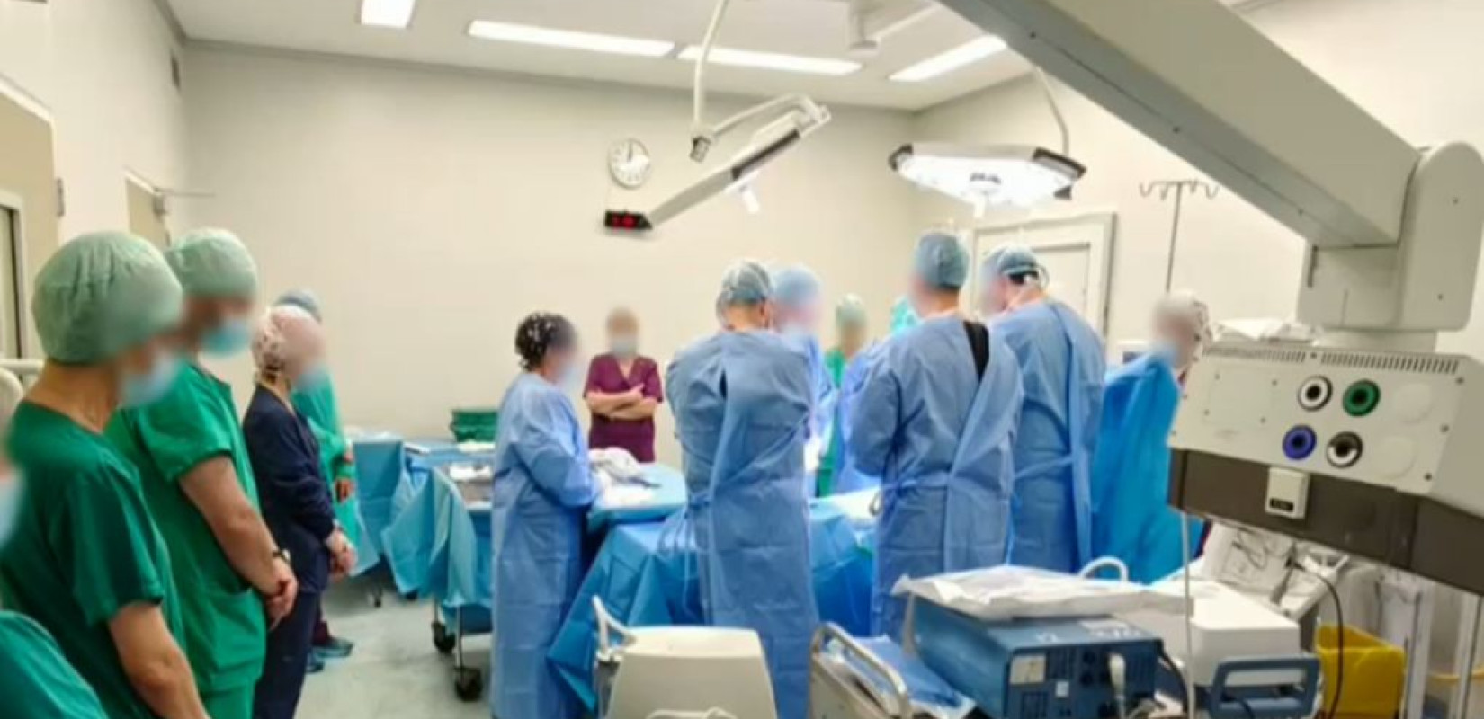 Πάτρα: Οι γιατροί στάθηκαν όρθιοι και σιωπηλοί μπροστά από το σώμα του 14χρονου Σπύρου (βίντεο)