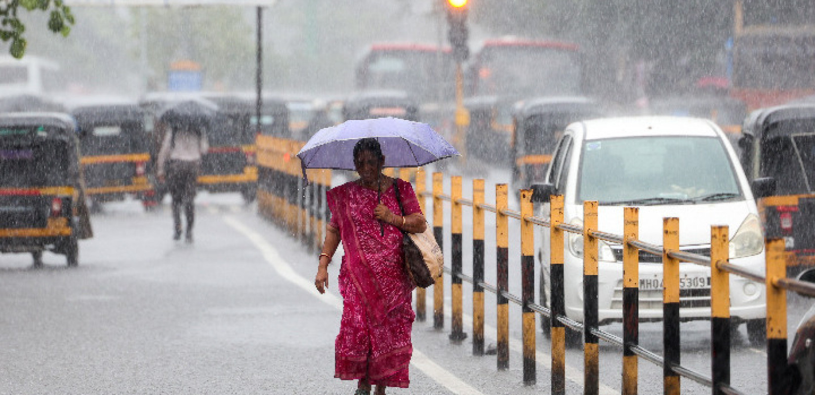Ινδία: Τουλάχιστον 27 οι νεκροί από τις καταρρακτώδεις βροχές των μουσώνων