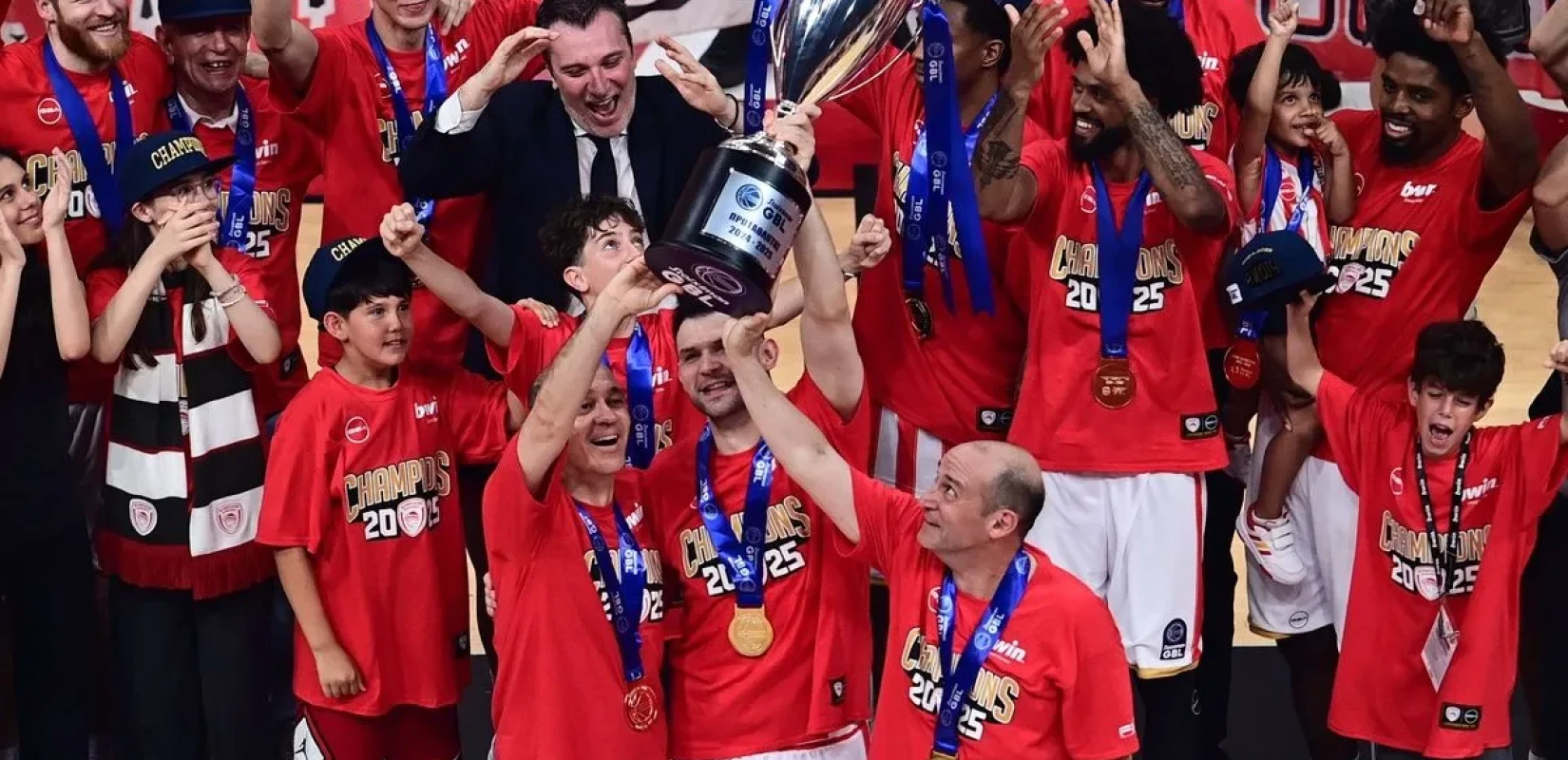 Μπάσκετ: Ο Ολυμπιακός αποκαθήλωσε τον Παναθηναϊκό και στέφθηκε πρωταθλητής (βίντεο)