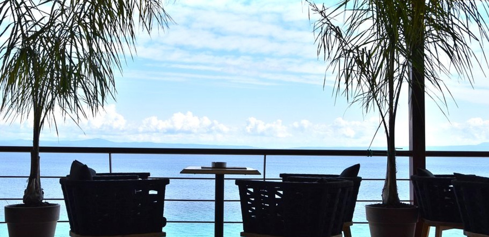 On The Rocks Cocktail Bar: Το διαμάντι της Αφύτου με θέα και χαρακτήρα