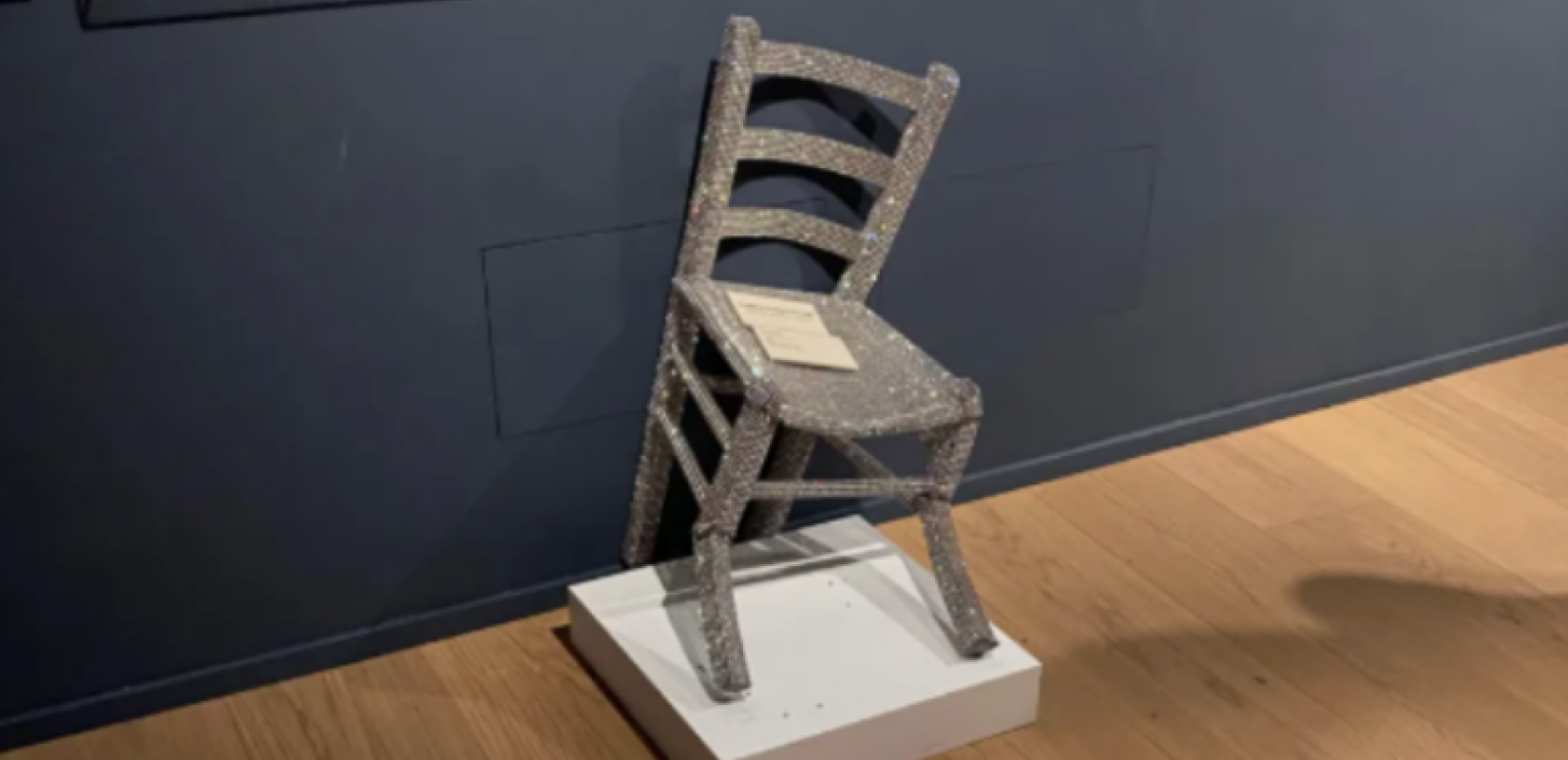 Τουρίστας κάθισε στην «καρέκλα του Βαν Γκογκ» και τη διέλυσε - Δείτε βίντεο