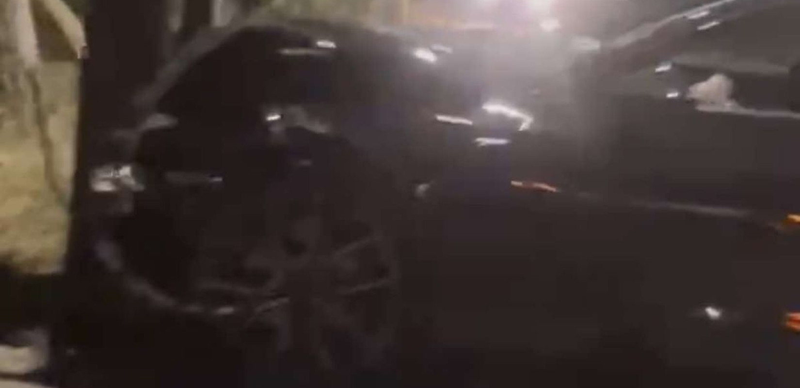 Θεσσαλονίκη: Πολυτελές αυτοκίνητο καρφώθηκε σε κολόνα της ΔΕΗ (βίντεο)