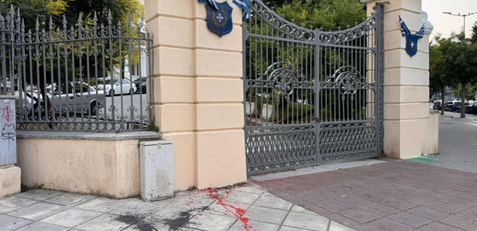 Θεσσαλονίκη: Επίθεση με μπογιές στην είσοδο του ΥΜΑΘ