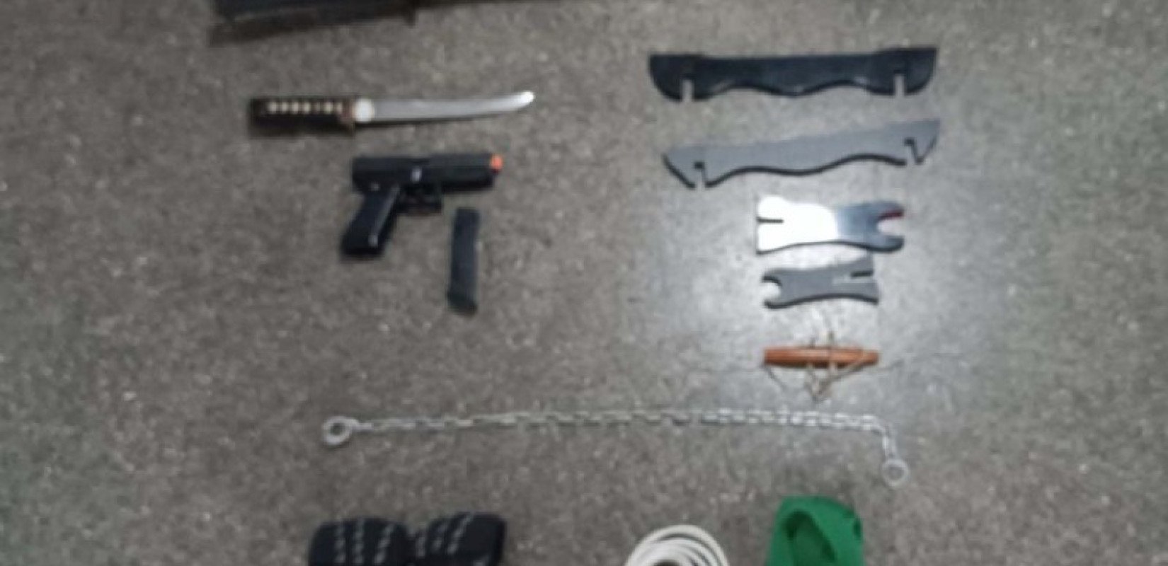 Θεσσαλονίκη: Σύλληψη 64χρονου με ολόκληρο «οπλοστάσιο» πολεμικών τεχνών - Επιτέθηκε με σπαθί σε θαμώνα καφετέριας