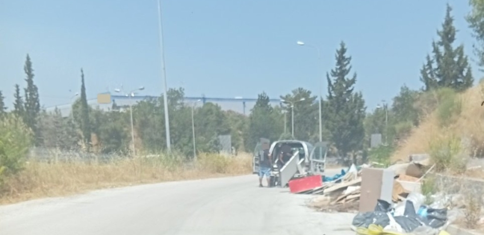 Θεσσαλονίκη: Πιάστηκαν επ’ αυτοφώρω να ξεφορτώνουν μπάζα και επικίνδυνα απόβλητα με αμίαντο στον παράδρομο της Ε.Ο. Θεσσαλονίκης – Μουδανιών