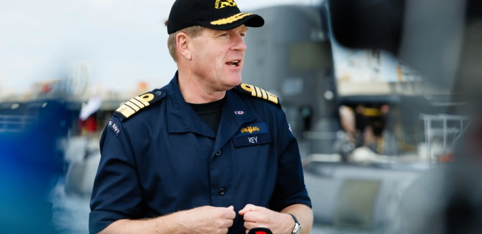 Καθαιρέθηκε ο αρχηγός του βρετανικού Βασιλικού Ναυτικού μετά την παραδοχή για σχέση με υφιστάμενη