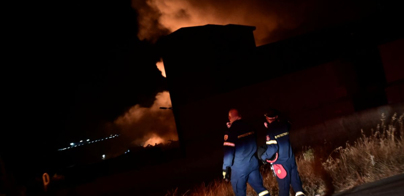 Μέγαρα: Υπό μερικό έλεγχο η φωτιά σε εργοστάσιο πλαστικών – Ήχησε το 112