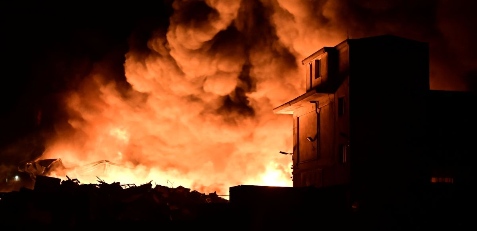 Δύσκολο βράδυ στα Μέγαρα - Μαίνεται η φωτιά σε εργοστάσιο με πλαστικά