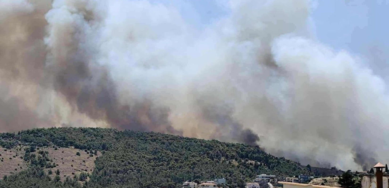 Μεγάλη φωτιά σε δάσος στη Χίο - Μήνυμα του 112 σε κατοίκους 15 περιοχών για να απομακρυνθούν - Κλιμάκιο της ΔΑΕΕ μεταβαίνει στο νησί