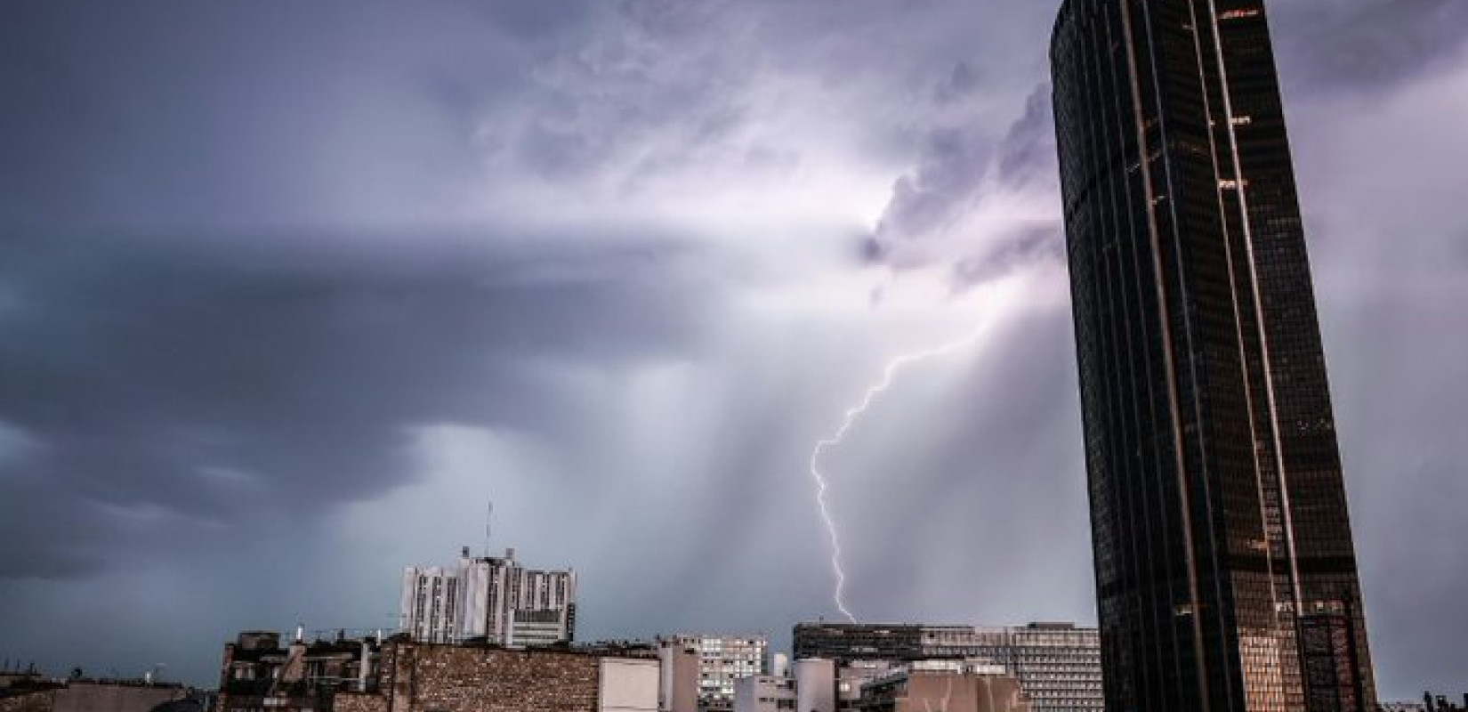 Κόκκινη προειδοποίηση στη Θεσσαλονίκη: Έρχεται η κακοκαιρία «Byron» με βροχές και καταιγίδες μεγάλης έντασης και διάρκειας
