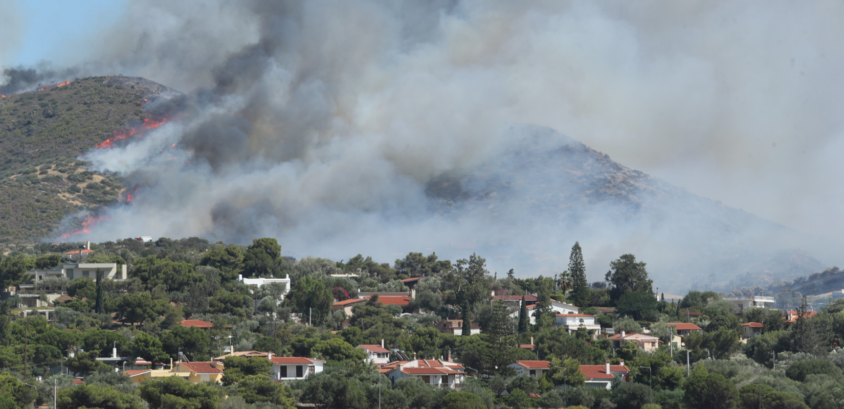 Παλαιά Φώκαια: Οριοθετήθηκε η πυρκαγιά - Σε επιφυλακή οι πυροσβεστικές δυνάμεις