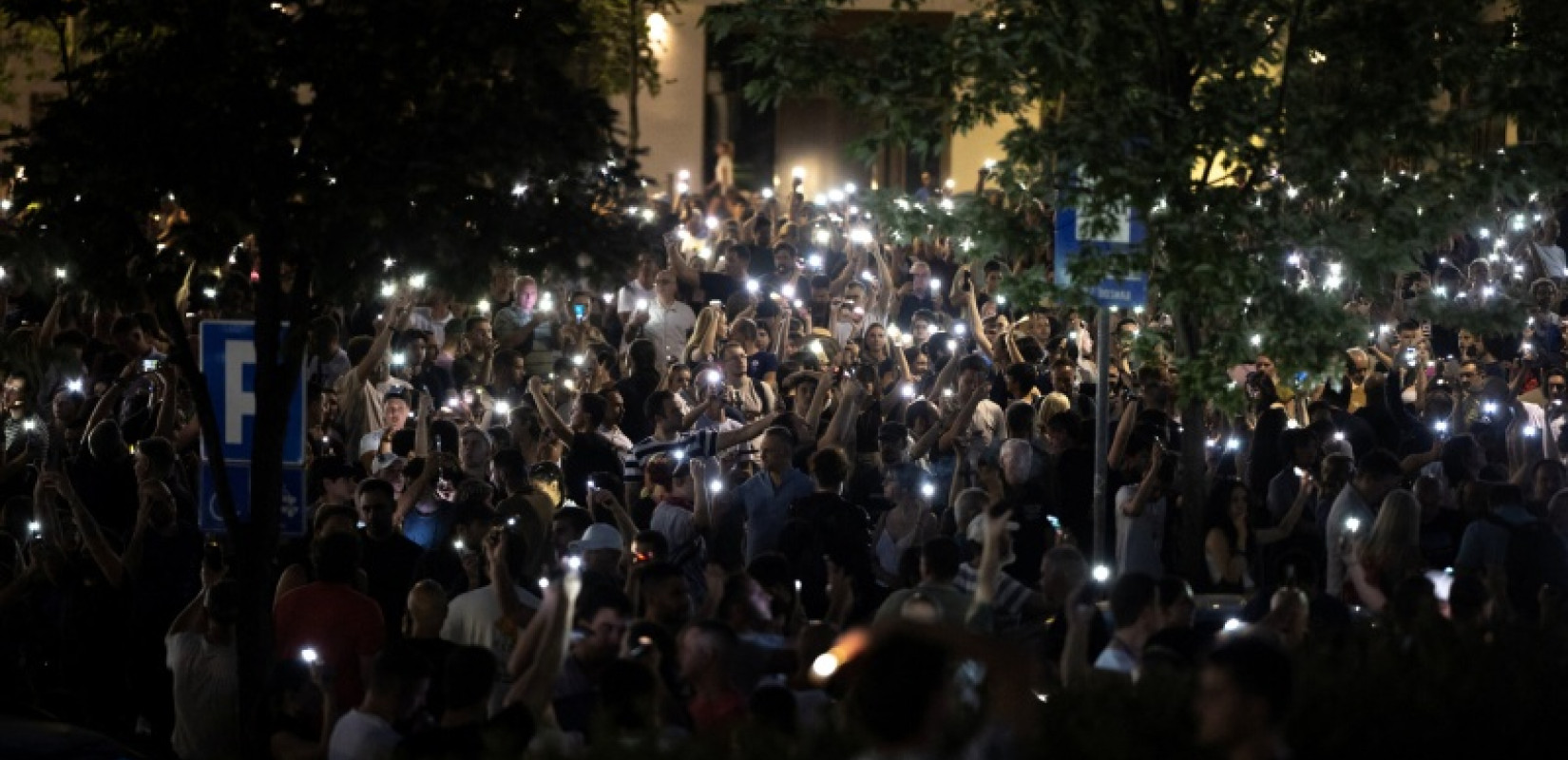 Σερβία: Μπλόκα σε δρόμους και γέφυρες μετά τις συλλήψεις φοιτητών - Ο Βούτσιτς μιλά για «ναζιστικές μεθόδους» των διαδηλωτών