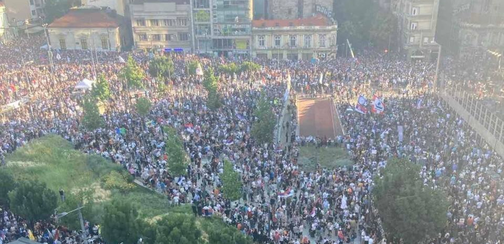 Σερβία: Δεκάδες χιλιάδες πολίτες στους δρόμους απαιτούν εκλογές (βίντεο)