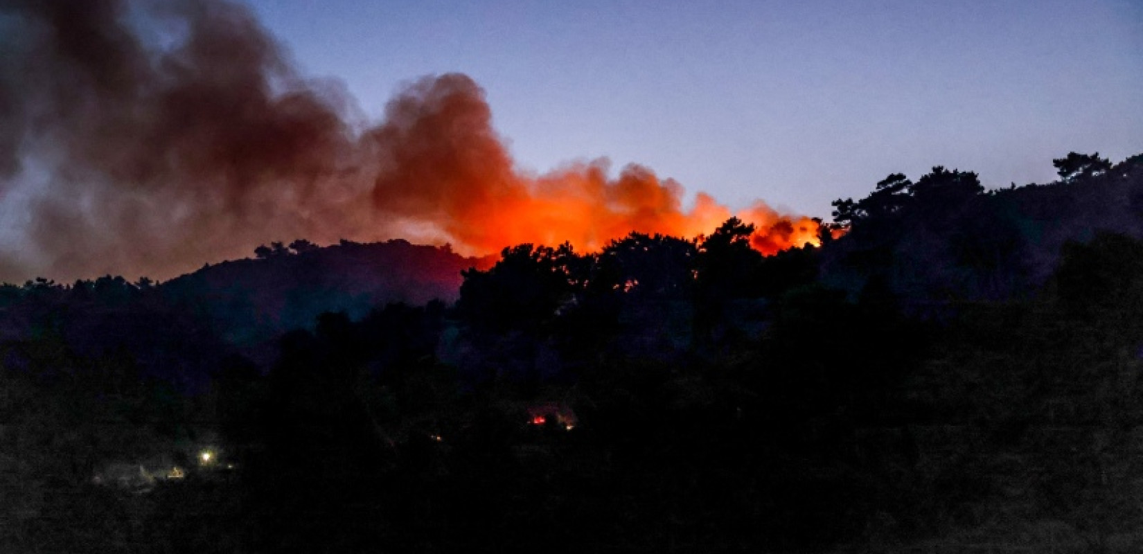 Φωτιά στην Χίο: Μήνυμα του 112 για εκκένωση Λεπτόποδα και Καμπιά