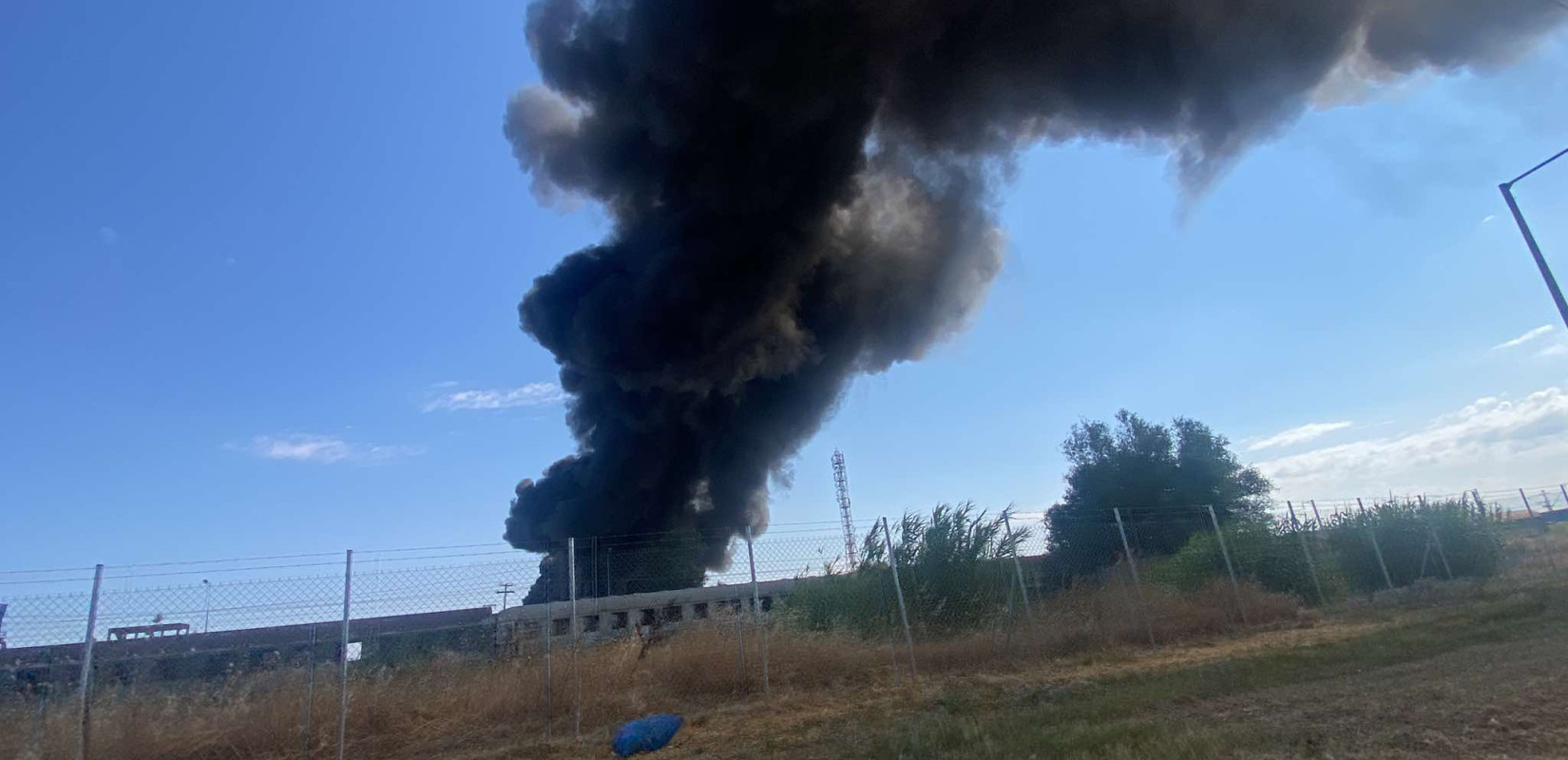 Θεσσαλονίκη: Συνεχίζεται η μάχη με τις φλόγες σε εταιρεία ανακύκλωσης στη ΒΙΠΕ Σίνδου -  Καλύτερη η εικόνα της  (βίντεο)