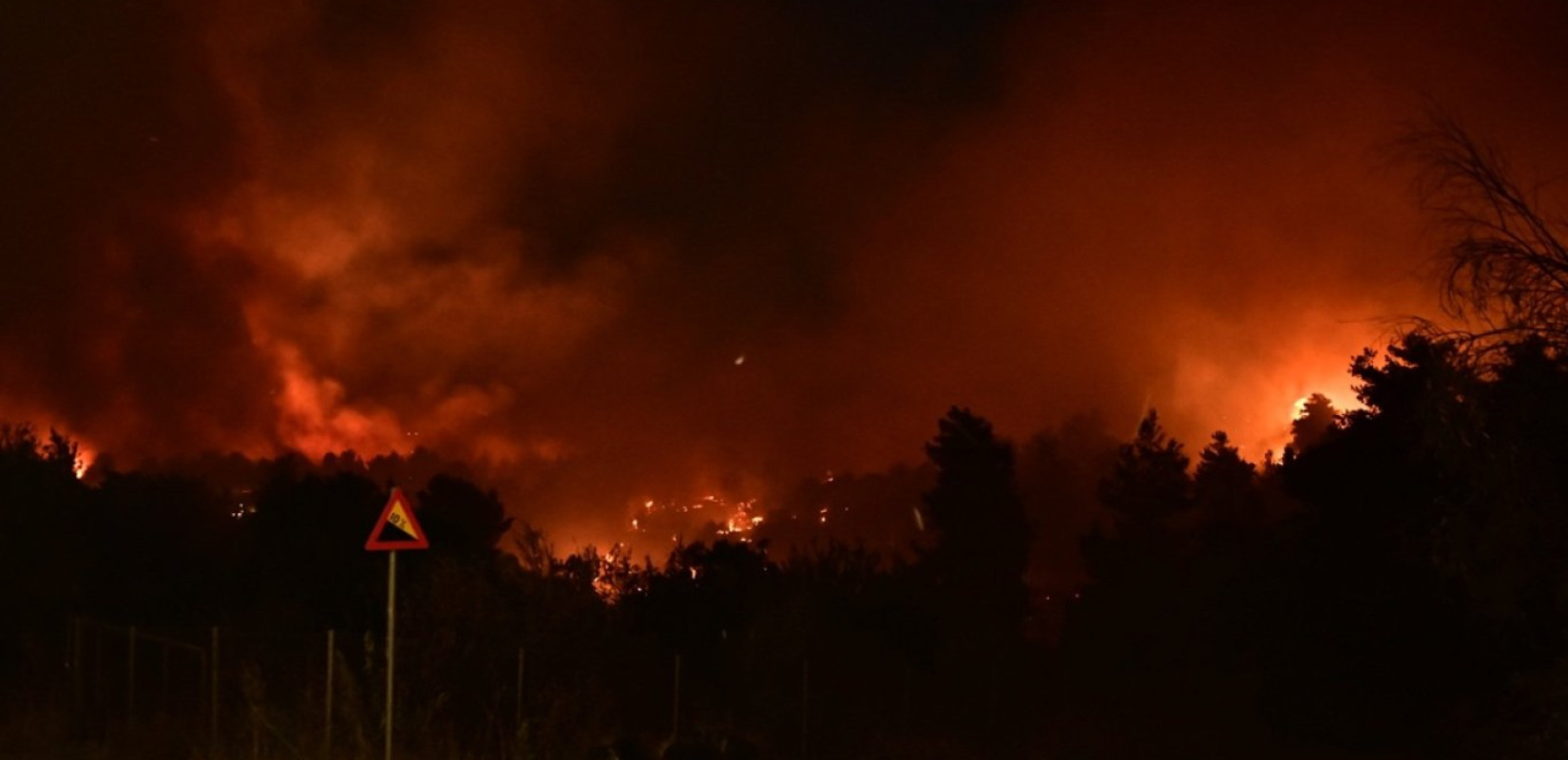 Πυρκαγιά σε περιοχή της Λάρισας - Μήνυμα του 112 για εκκένωση