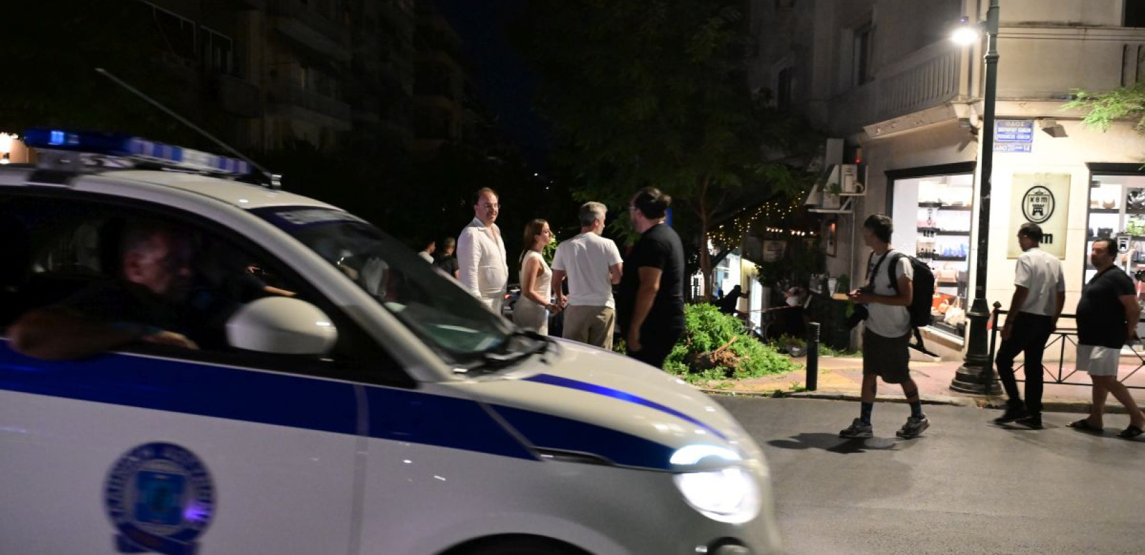 Κολωνάκι: «Ήρθε επάνω μας ένα τσουνάμι από μέταλλα και γυαλιά» λέει γυναίκα για το τροχαίο στο εστιατόριο (βίντεο)