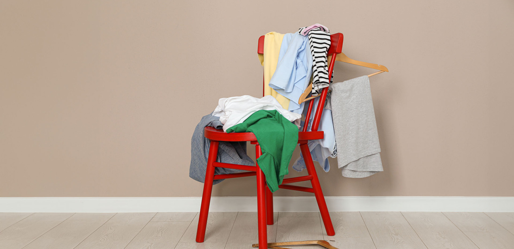 Γιατί στοιβάζουμε τα ρούχα στην καρέκλα; Τι απαντά η Ψυχολογία