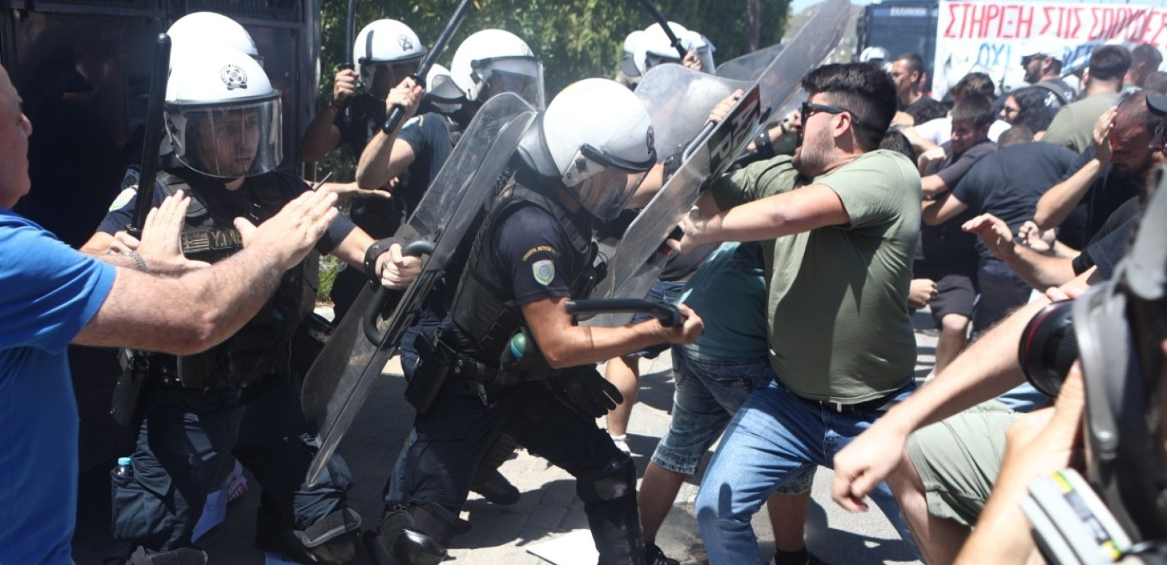 Δακρυγόνα και επεισόδια μεταξύ φοιτητών και ΜΑΤ έξω από τη Σύνοδο των Πρυτάνεων - Δείτε βίντεο Δακρυγόνα και επεισόδια μεταξύ φοιτητών και ΜΑΤ έξω από τη Σύνοδο των Πρυτάνεων - Δείτε βίντεο