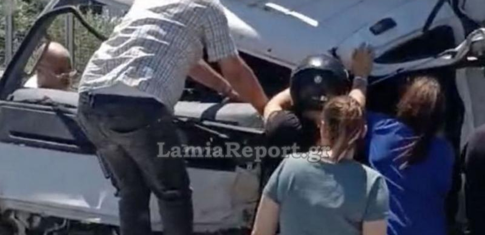 Bοιωτία: Μετωπική σύγκρουση φορτηγών - Κόσμος προσπάθησε να απεγκλωβίσει έναν οδηγό (βίντεο)