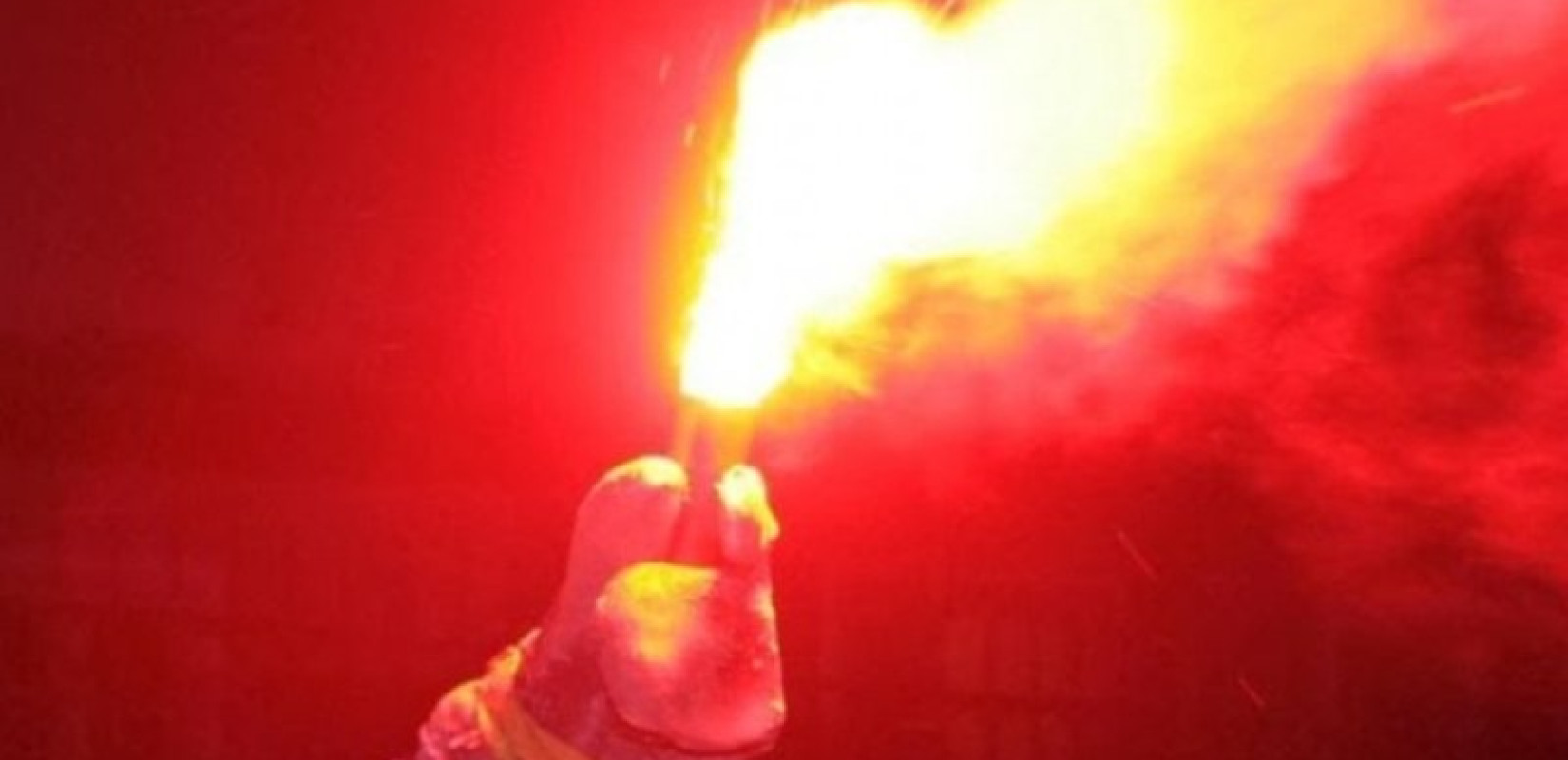 Θεσσαλονίκη: 49χρονος πυροδότησε φωτοβολίδα σε ποδοσφαιρικό αγώνα και τραυμάτισε στο μάτι ανήλικο Θεσσαλονίκη: 49χρονος πυροδότησε φωτοβολίδα σε ποδοσφαιρικό αγώνα και τραυμάτισε στο μάτι ανήλικο