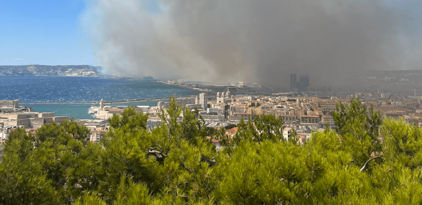 Περιορίστηκε η φωτιά στη Μασσαλία: 7.000 στρέμματα κάηκαν - Ζημιές σε πάνω από 10 σπίτια (βίντεο)