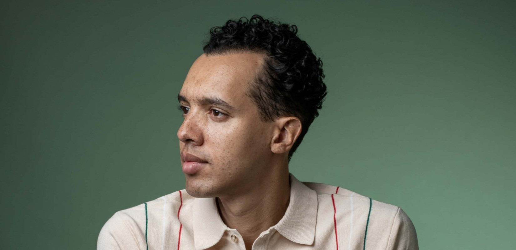 Ο Γαλλορουαντέζος συγγραφέας, ράπερ και συνθέτης Γκαέλ Φάιγ νικητής του Βραβείου Γκονκούρ Ελλάδας 2025