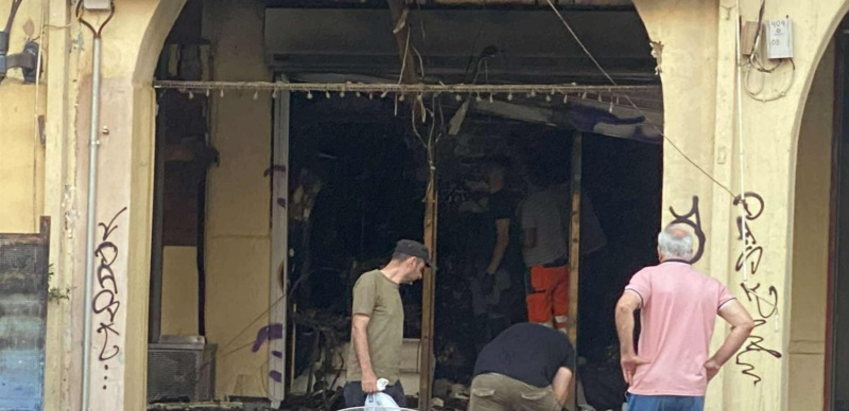 Θεσσαλονίκη: Η επόμενη ημέρα στο Καπάνι -Ολοκληρωτική καταστροφή στο κατάστημα όπου ξέσπασε η φωτιά (βίντεο) Θεσσαλονίκη: Η επόμενη ημέρα στο Καπάνι -Ολοκληρωτική καταστροφή στο κατάστημα όπου ξέσπασε η φωτιά (βίντεο)