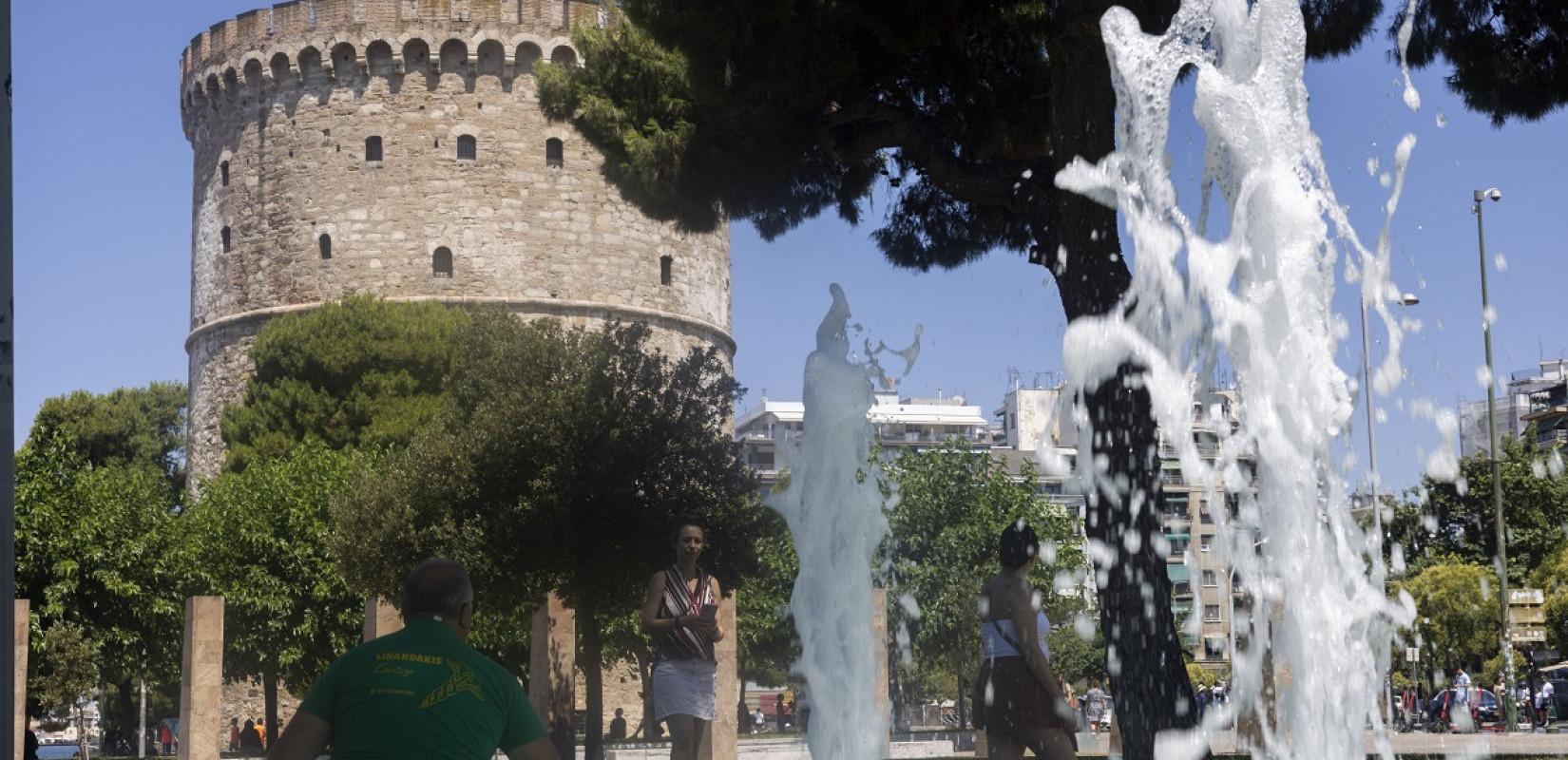 Καιρός: Στο έλεος του καύσωνα η χώρα - «Καμίνι» μέχρι την Τετάρτη