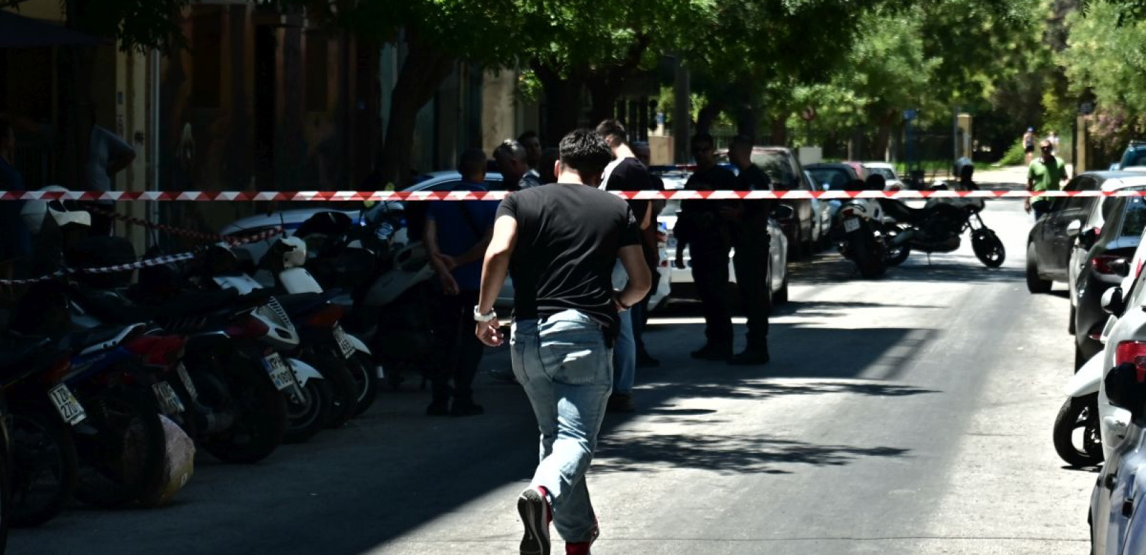 Κολωνός: Πυροβολισμοί σε καφετέρια με 2 τραυματίες (βίντεο) Κολωνός: Πυροβολισμοί σε καφετέρια με 2 τραυματίες (βίντεο)